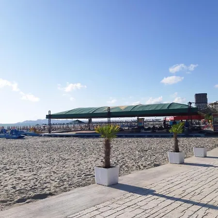 فيلة Seafront With A Cozy Garden Golem غوليم