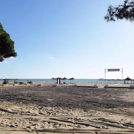 Seafront With A Cozy Garden Golem فيلة *