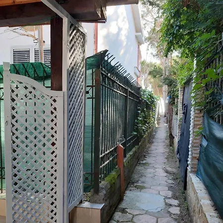 فيلة Seafront With A Cozy Garden Golem غوليم